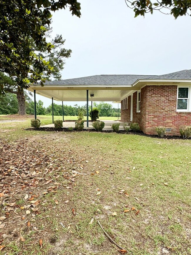 Building Photo - Move in ready! Fully Renovated with attent...