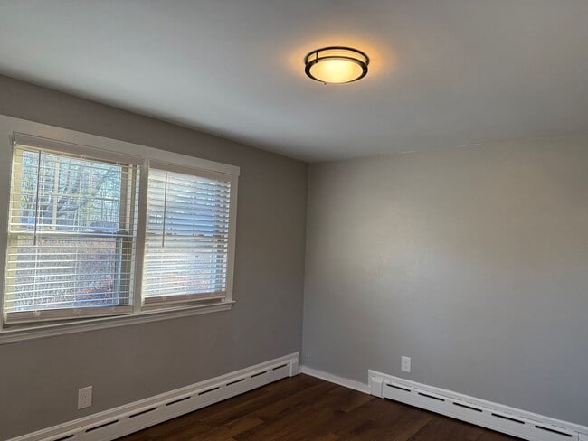 Building Photo - 5 Down E Ln