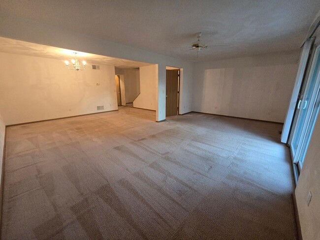 Building Photo - Large 3 Bedroom Townhouse in Burrell Schoo...