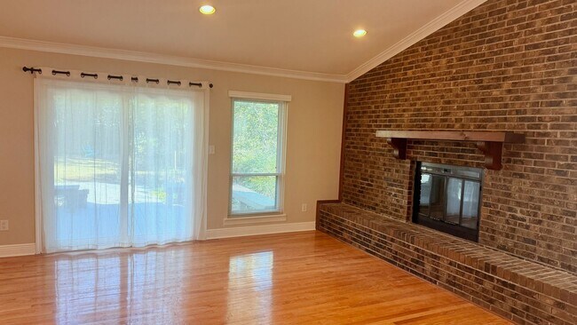 Building Photo - Renovated Home close to TMH avail NOW!!!