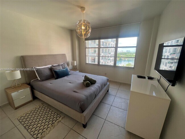 Building Photo - 5161 Collins Ave