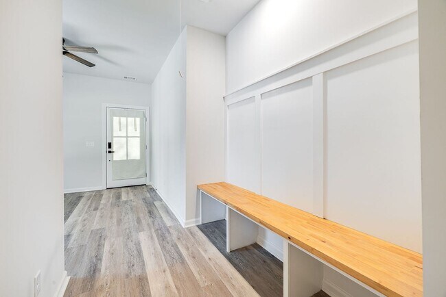 Building Photo - Like-New 4BR, 2.5BA Home with Privacy Fenc...