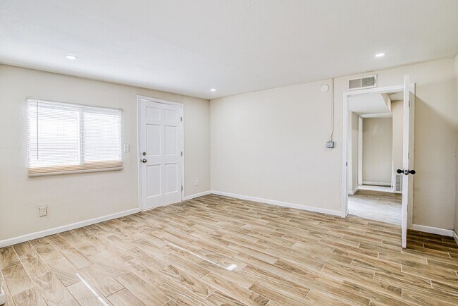 Building Photo - Great Location