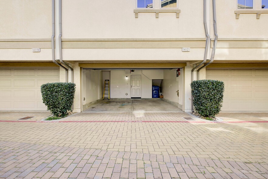 Building Photo - 14121 W Oak Ln