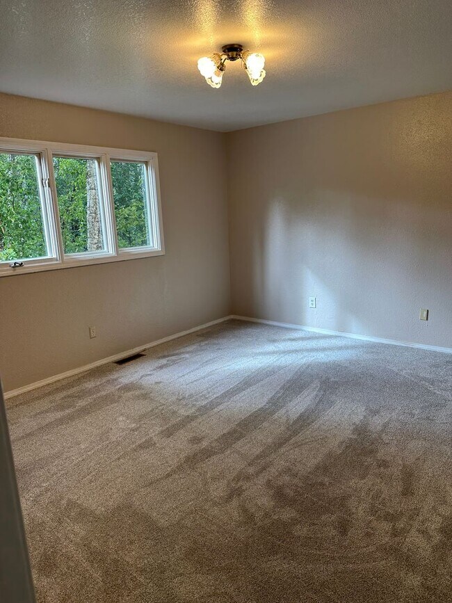 Building Photo - Kempton Hills 3 Bedroom/2.75 Bath Home with Sauna!