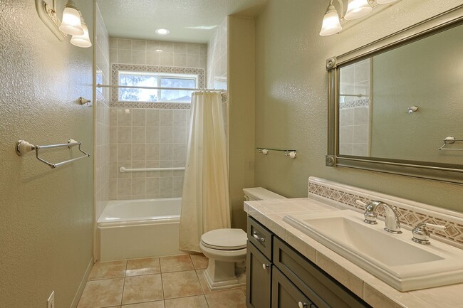 Building Photo - 5BR Home in Ramona Country Estates with Pool & Views