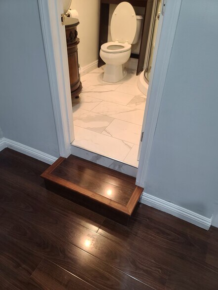 Step up to the loo - 7009 Jumilla Ave