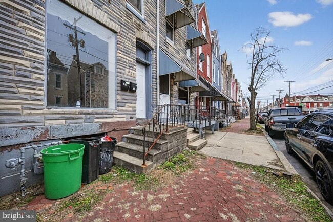 Building Photo - 827 N 10th St