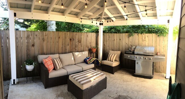 Building Photo - 4bed/3ba Old Portland style Home Nestled i...
