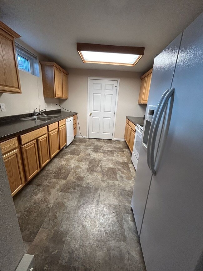 Building Photo - Spacious 5-Bedroom Family Haven with Moder...