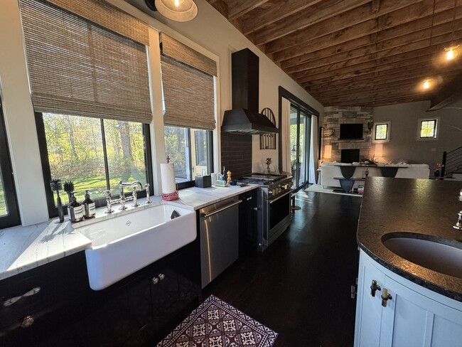 Building Photo - 57 Taconic Rd