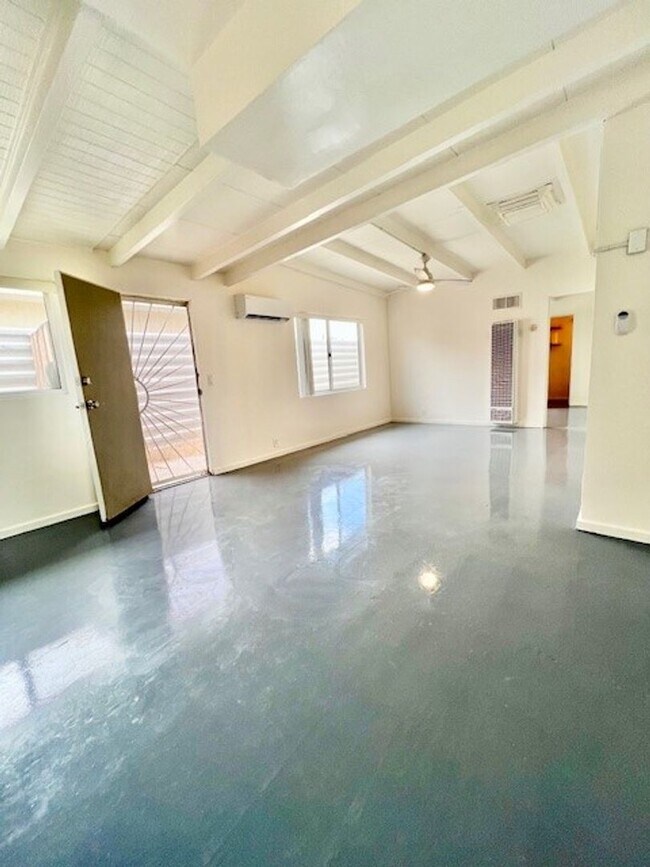 Building Photo - 540 S Mountain View Dr