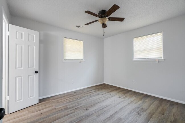 Building Photo - 4713 Newport Dr