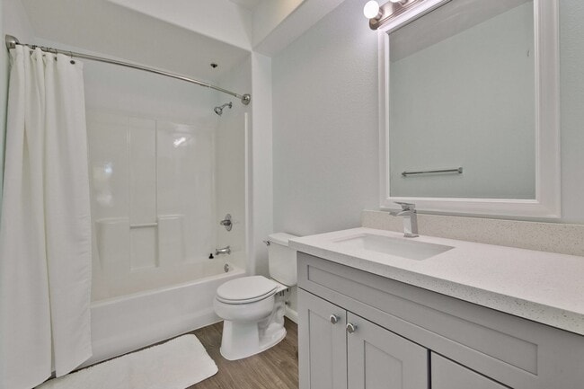 Building Photo - Excellent 2 Bed 2 Bath Condo - Completely Remodeled!