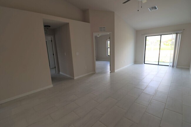 Building Photo - 3/2 Duplex newer waterfront
