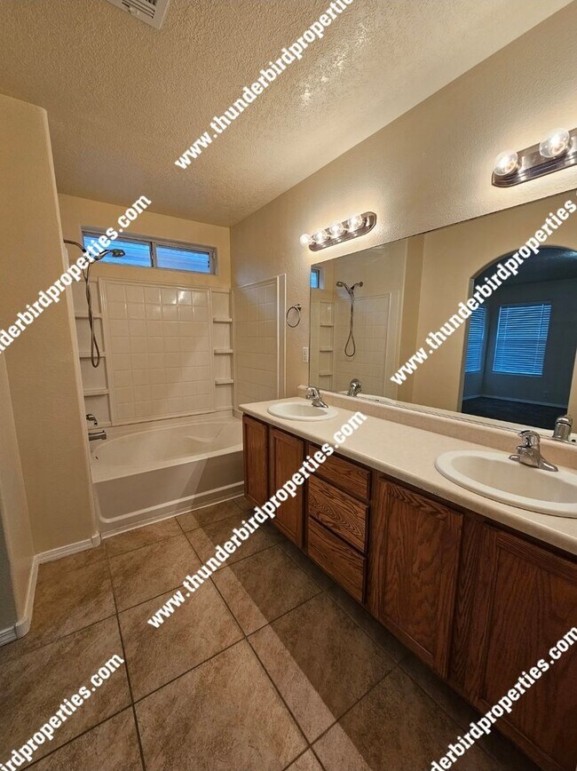 Building Photo - Great location - 4 Bedroom, 2 Bathroom, 2 ...