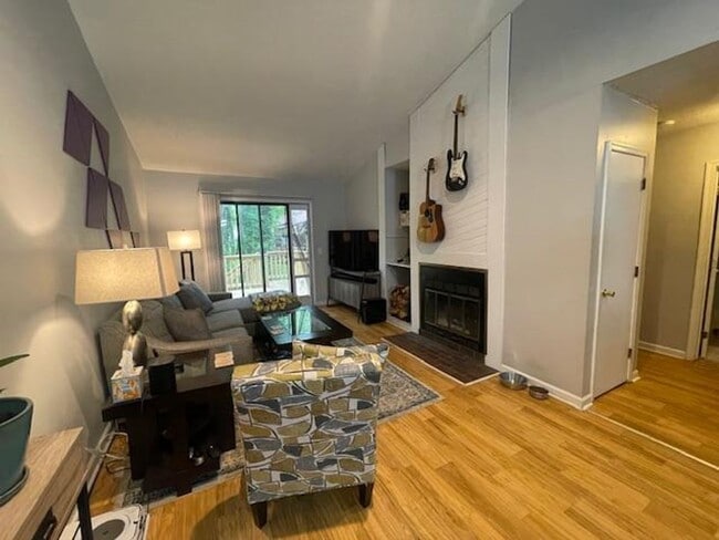 Building Photo - 907 W Chatham St