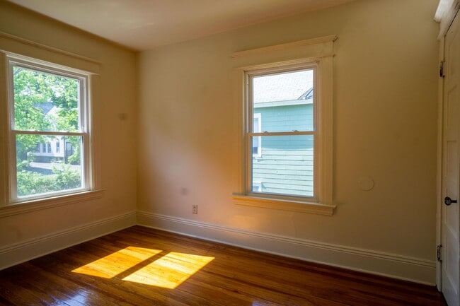 Building Photo - Beautiful One Family Home  Available 6/1/26