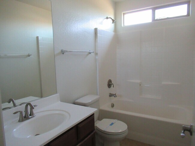Building Photo - Spacious Home in Gated Community!