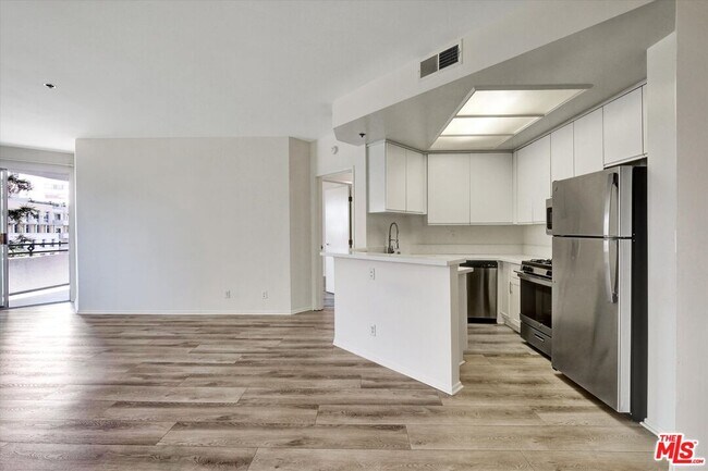 Building Photo - 10600 Wilshire Blvd