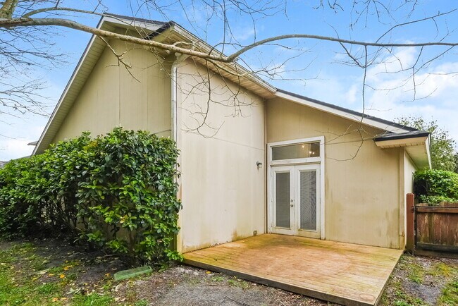 Building Photo - 2112 S Cranbrook Ave