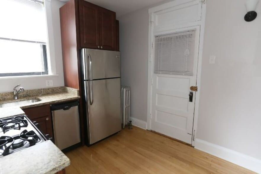 Building Photo - 2220 W Ainslie St