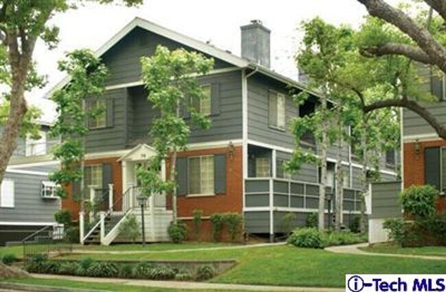 Building Photo - Refurbished Cape Cod Townhome – 2 Master B...