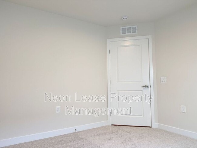 Building Photo - 7287 Clubhouse Dr