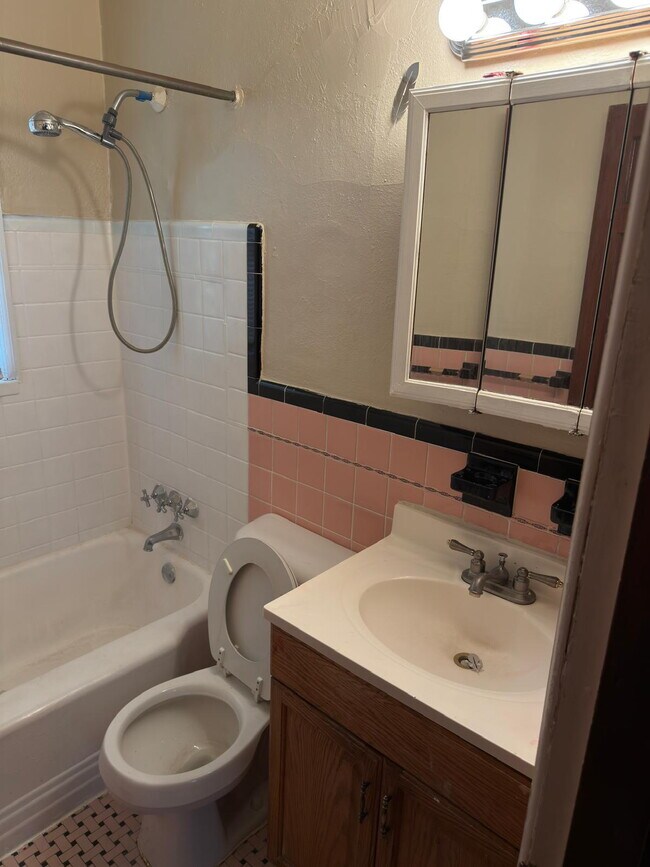 Building Photo - Well-Cared-For Home in St. Louis 63136