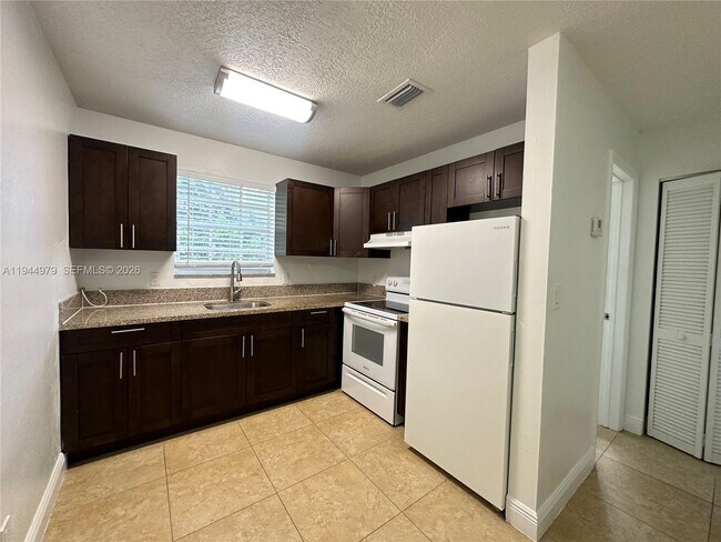 Building Photo - 2900 NE 17th Ave