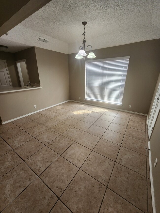 Building Photo - 3 bed 2 bath home, 2 car garage, 2 living areas!