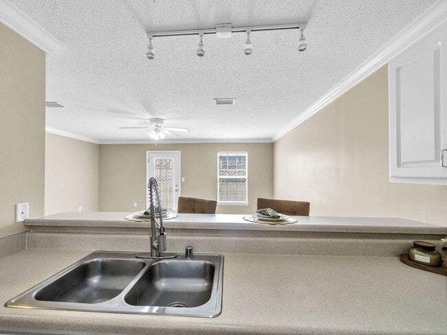 Building Photo - 983 Scenic Oak Ln