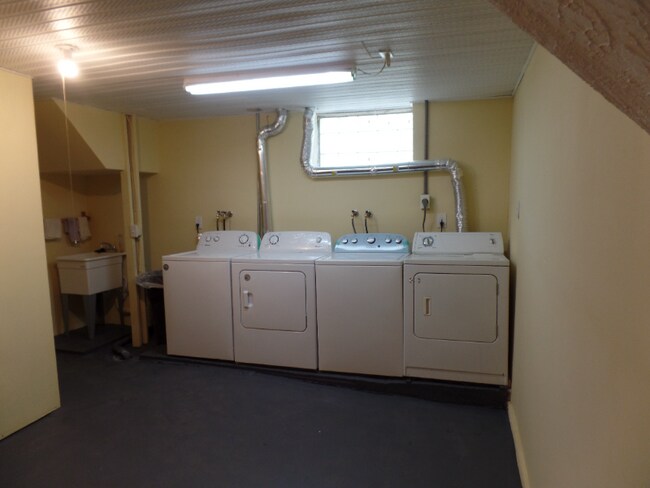 Building Photo - 669 Brown St