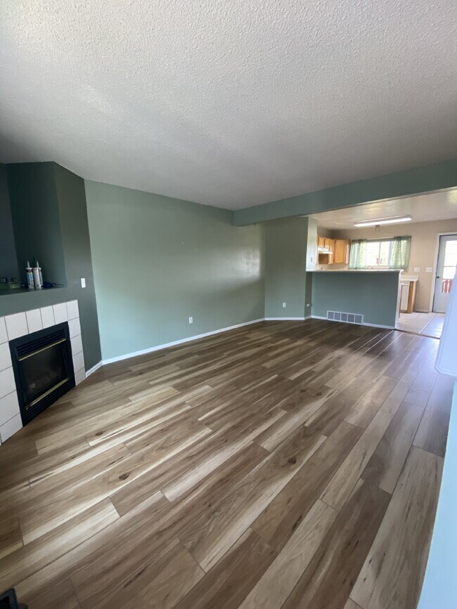 Building Photo - 3 bedroom townhouse - Plumtree