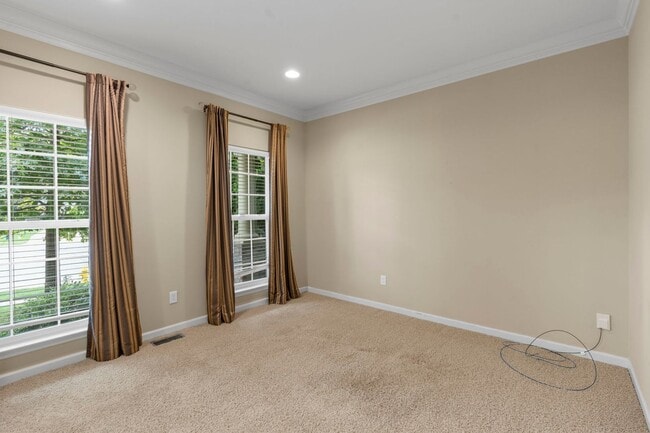 Building Photo - Stunning Former Display Home on a Quiet Cu...