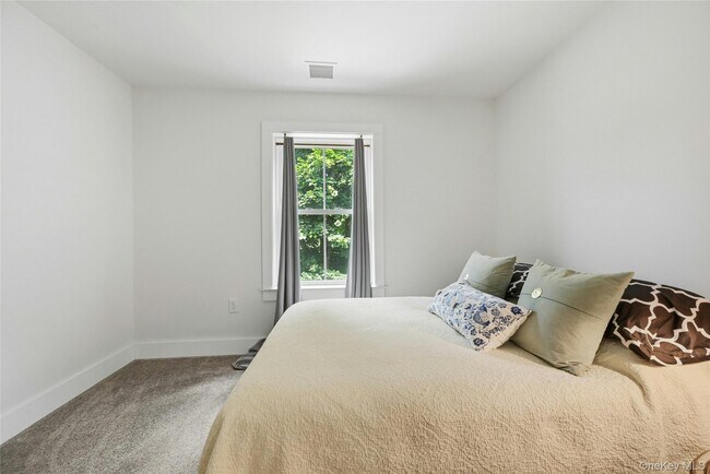 Building Photo - 13595 Soundview Ave