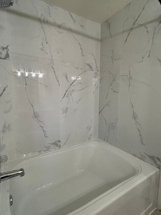 Building Photo - Beautiful Home in Plantation Oaks