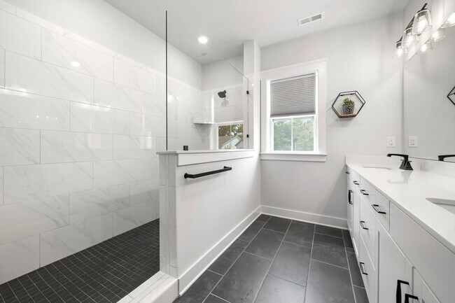 Building Photo - 2506 Lola Ave