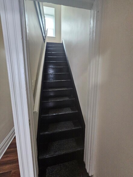 Building Photo - 132 W Douglass St