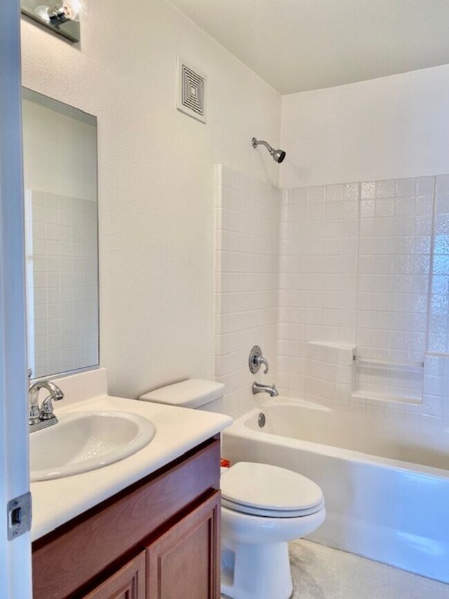 Building Photo - 3 Bedroom Townhome in Serene Santee