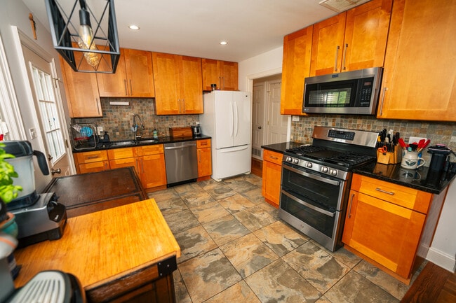 Building Photo - 490 Amherst Ln