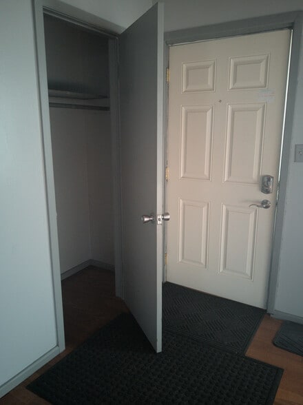 closet - 1504 12th Ave S