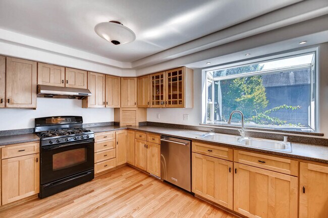 Building Photo - Queen Anne Home