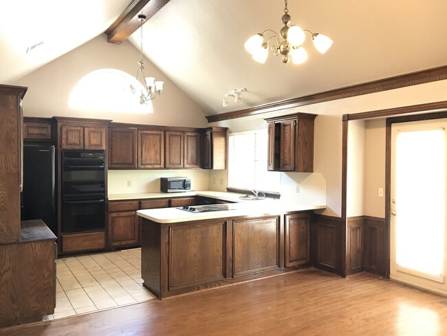 Building Photo - Spacious home in Edmond