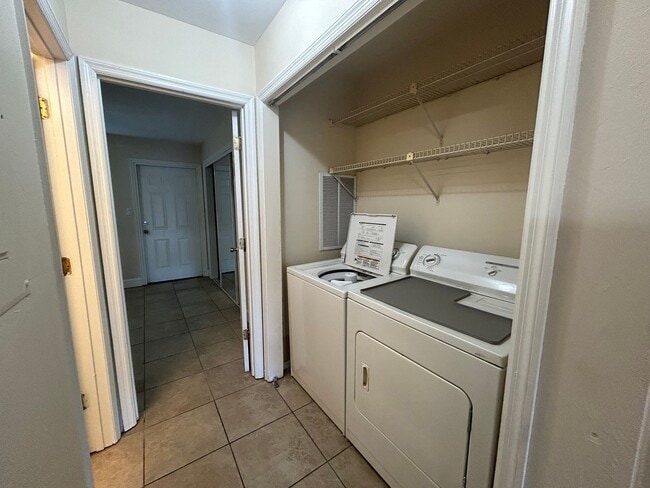 Building Photo - 3 Bed / 2.5 Bath – Steps from Doak Campbell Stadium – Only $1,800!