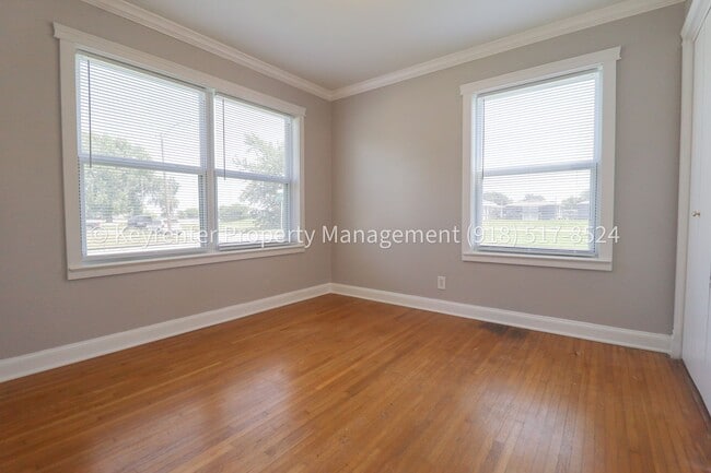 Building Photo - Beautifully Done 3 Bedroom House! Available for Immediate Move in!