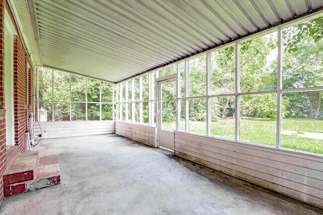 Building Photo - Charming 4 Bedroom in Batesburg-Leesville!