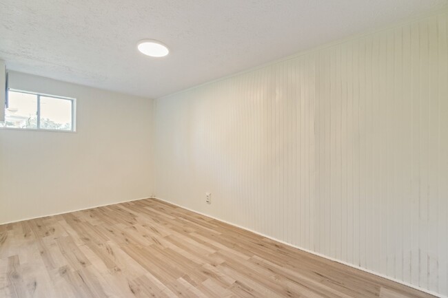 Building Photo - Freshly renovated duplex near Charlotte Av...