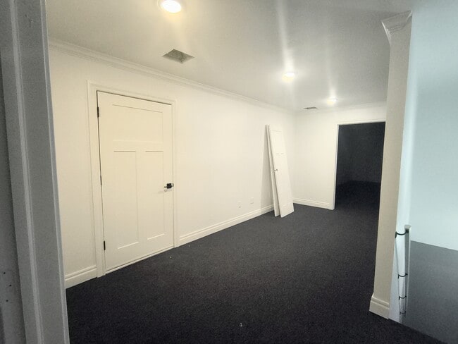 Building Photo - 817 Irish Ln