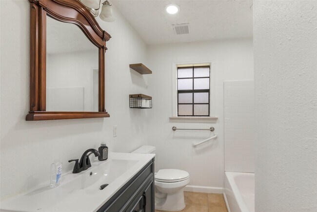 Building Photo - 22595 Pineridge Dr